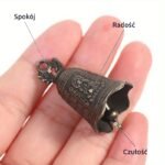 Miniaturowy dzwonek chiński w dłoni — skala rozmiaru