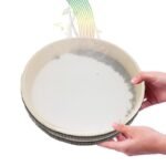 Bęben oceaniczny 20 cm z białą membraną trzymany w dłoniach