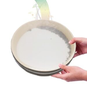Bęben oceaniczny 20 cm z białą membraną trzymany w dłoniach