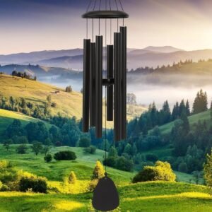 Czarny aluminiowy dzwonek wietrzny z 6 rurkami w ogrodzie