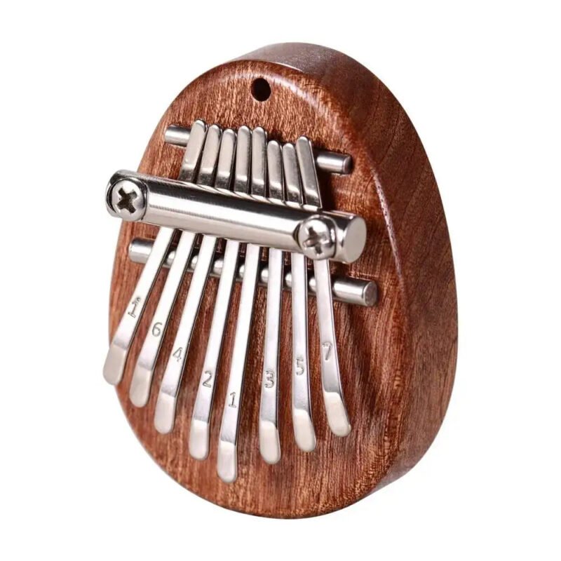 Kalimba kieszonkowa z drewnianym korpusem widziana pod kątem