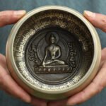 Tibetan Singing Bowl z Wygrawerowanym Buddą Dla Medytacji - instrument muzyczny
