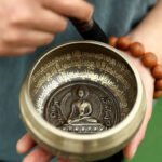 Tibetan Singing Bowl z Wygrawerowanym Buddą Dla Medytacji - instrument muzyczny