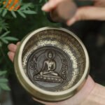 Tibetan Singing Bowl z Wygrawerowanym Buddą Dla Medytacji - instrument muzyczny