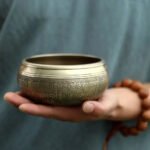 Tibetan Singing Bowl z Wygrawerowanym Buddą Dla Medytacji - instrument muzyczny