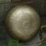 Tibetan Singing Bowl z Wygrawerowanym Buddą Dla Medytacji - instrument muzyczny
