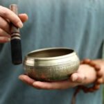 Tibetan Singing Bowl z Wygrawerowanym Buddą Dla Medytacji - instrument muzyczny