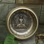 Tibetan Singing Bowl z Wygrawerowanym Buddą Dla Medytacji - instrument muzyczny