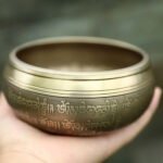 Tibetan Singing Bowl z Wygrawerowanym Buddą Dla Medytacji - instrument muzyczny